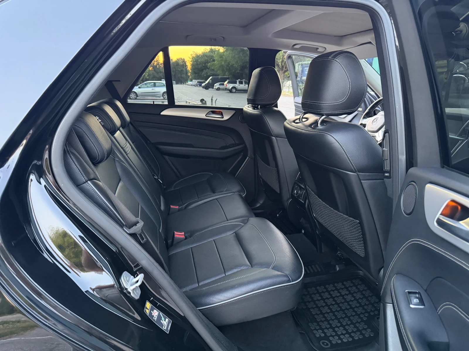 Mercedes-Benz ML 350 /AMG PACK/DISTRONIC+ /AIRMATIC/ KEYLESS, снимка 13 - Автомобили и джипове - 55245659