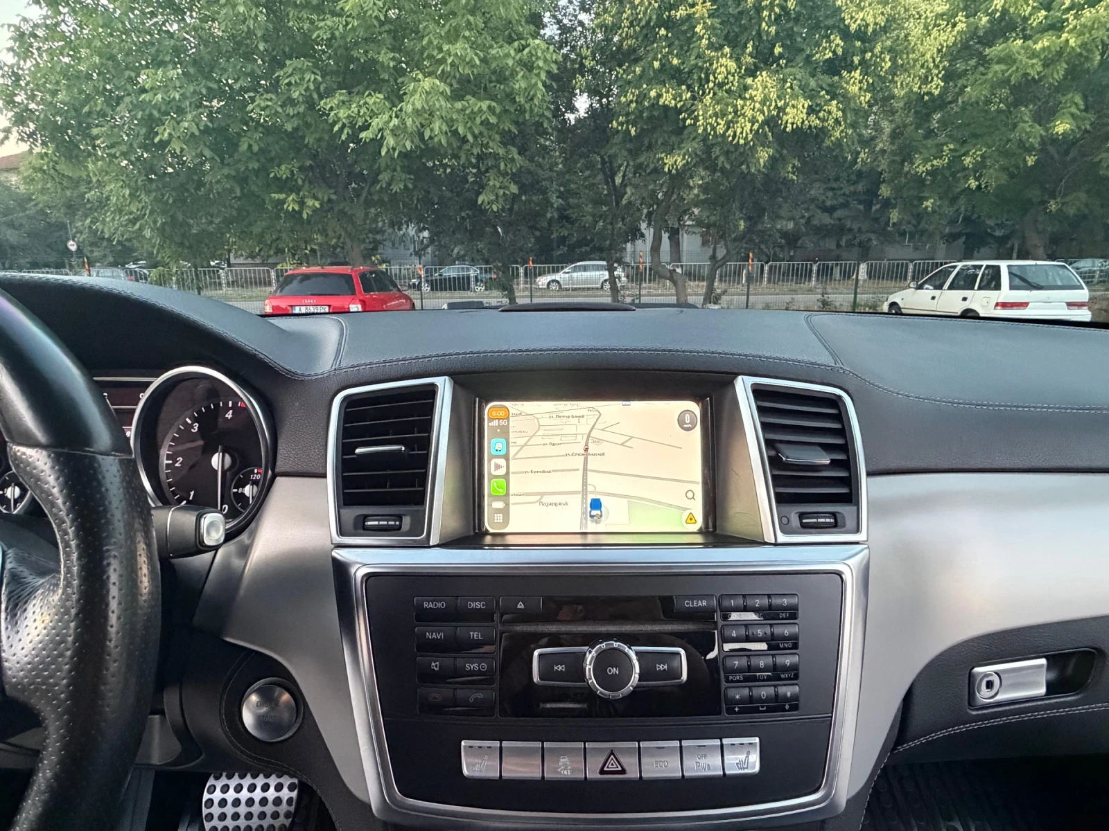 Mercedes-Benz ML 350 /AMG PACK/DISTRONIC+ /AIRMATIC/ KEYLESS, снимка 12 - Автомобили и джипове - 55245659