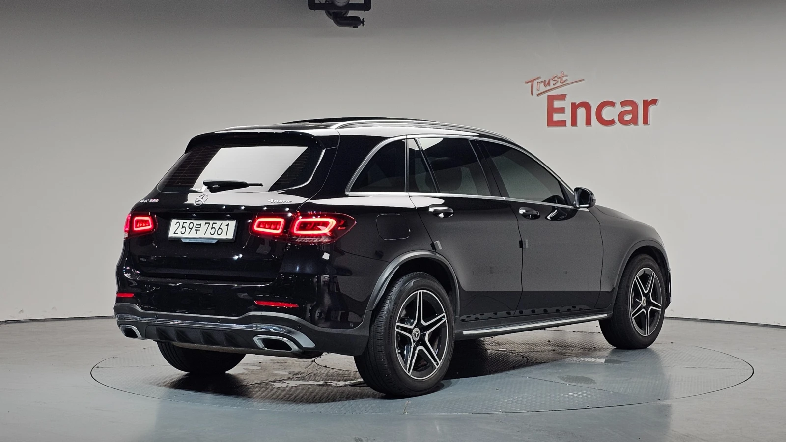 Mercedes-Benz GLC 300 4MATIC* Fully Loaded* ACCIDENT-FREE* , снимка 2 - Автомобили и джипове - 55992266