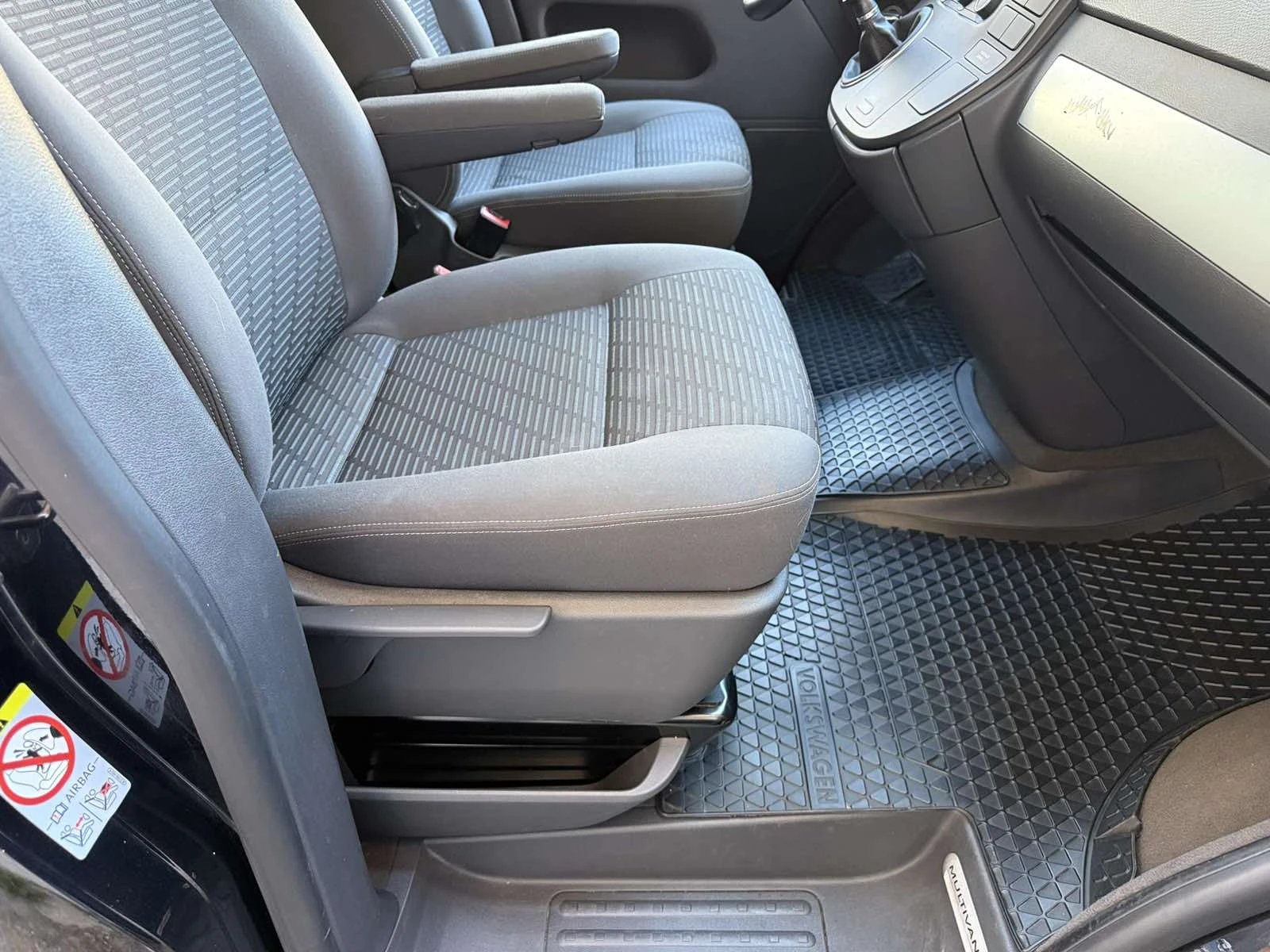 Кемпер VW T5 2.0TDI Швейцария, снимка 7 - Каравани и кемпери - 54315574