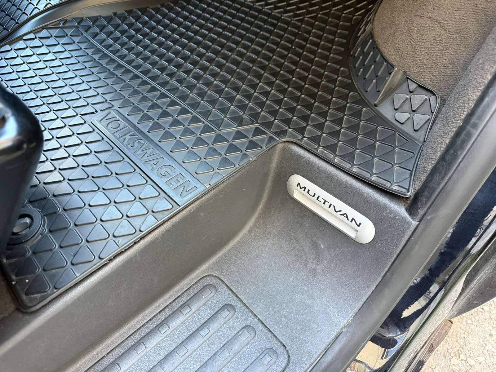 Кемпер VW T5 2.0TDI Швейцария, снимка 11 - Каравани и кемпери - 54315574