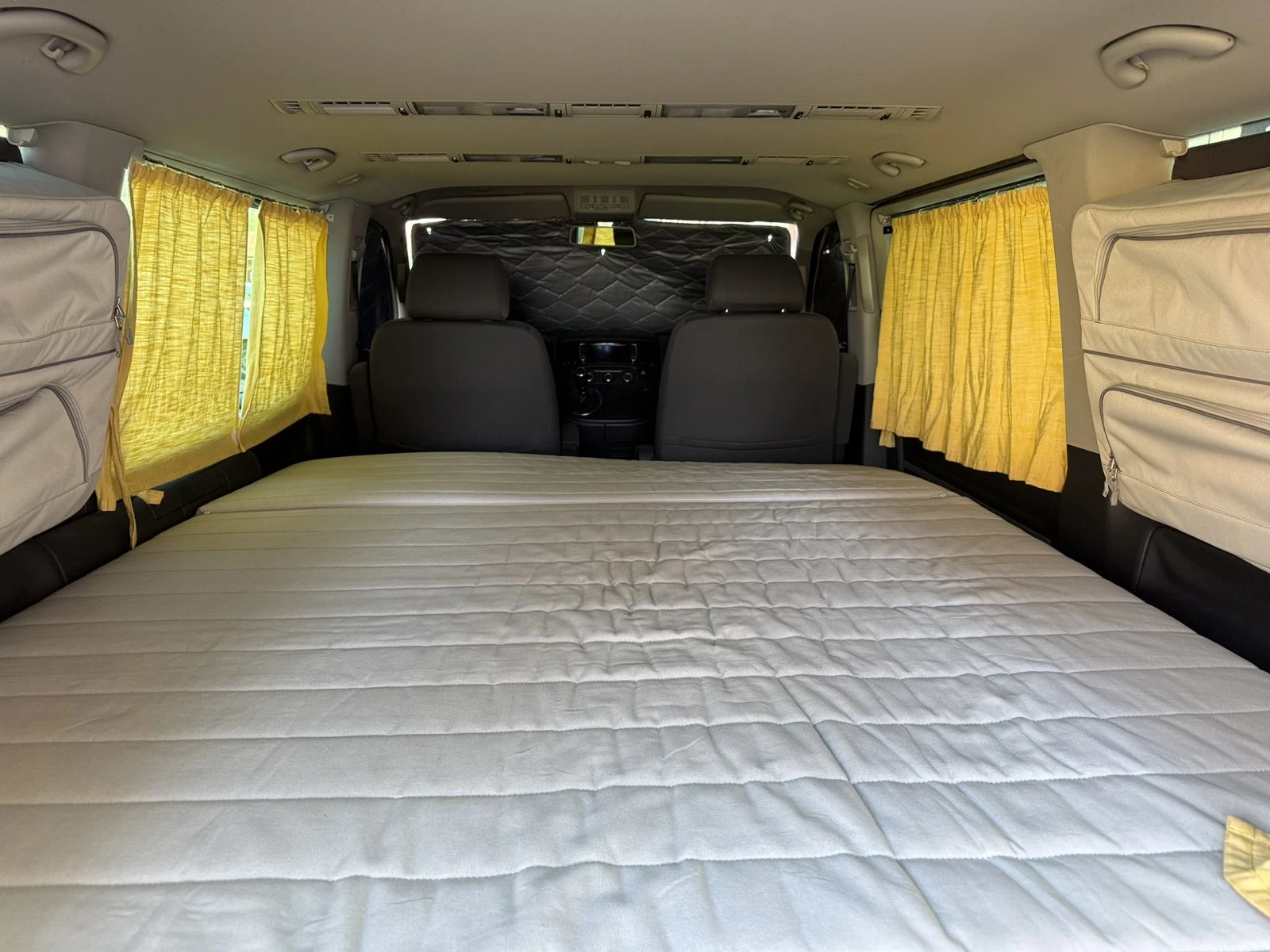 Кемпер VW T5 2.0TDI Швейцария, снимка 15 - Каравани и кемпери - 54315574