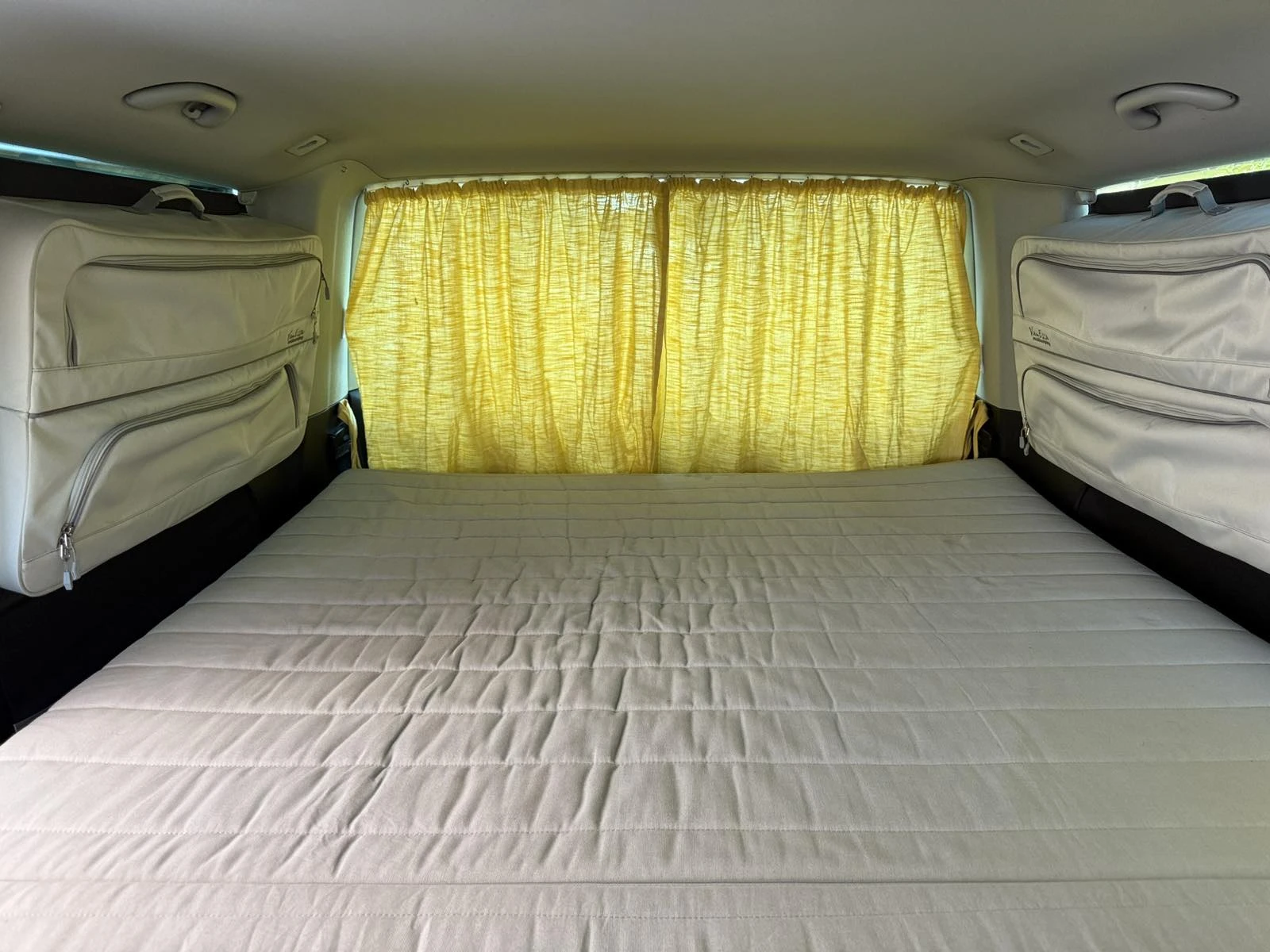 Кемпер VW T5 2.0TDI Швейцария, снимка 14 - Каравани и кемпери - 54315574