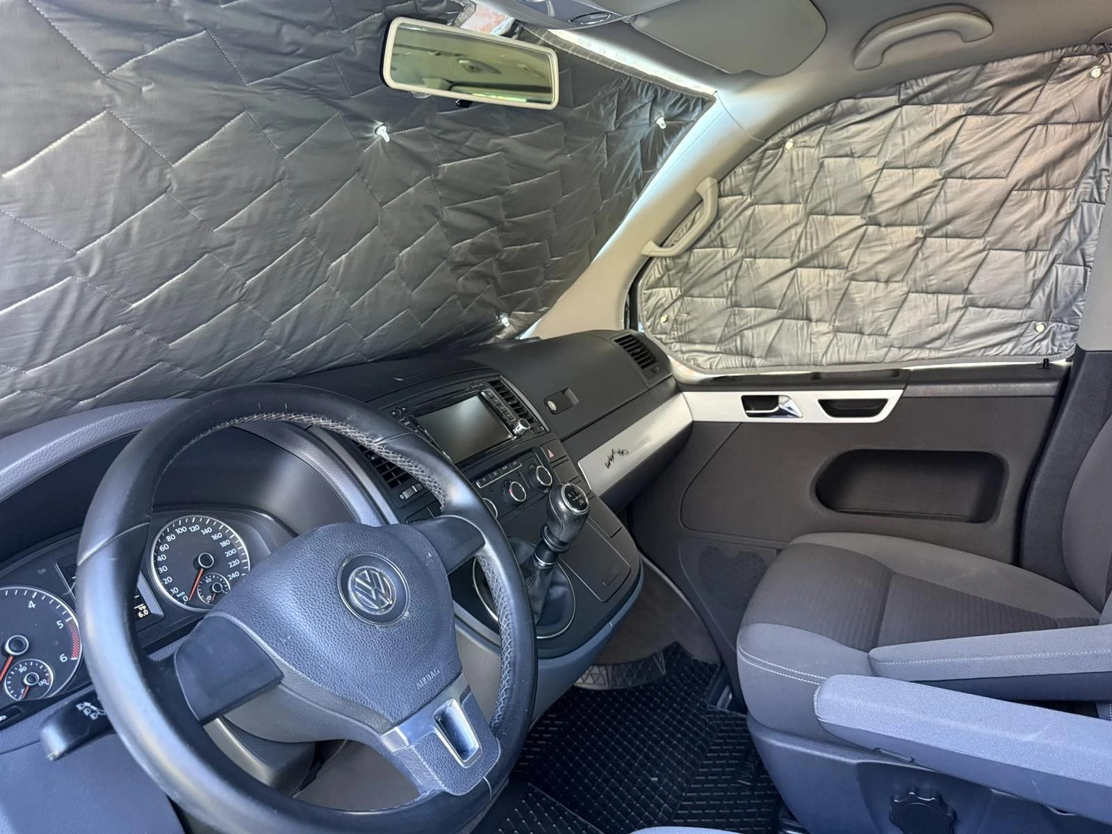 Кемпер VW T5 2.0TDI Швейцария, снимка 12 - Каравани и кемпери - 54315574