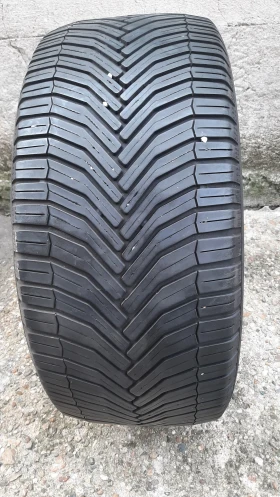 Гуми Зимни 235/40R18, снимка 1 - Гуми и джанти - 48246095