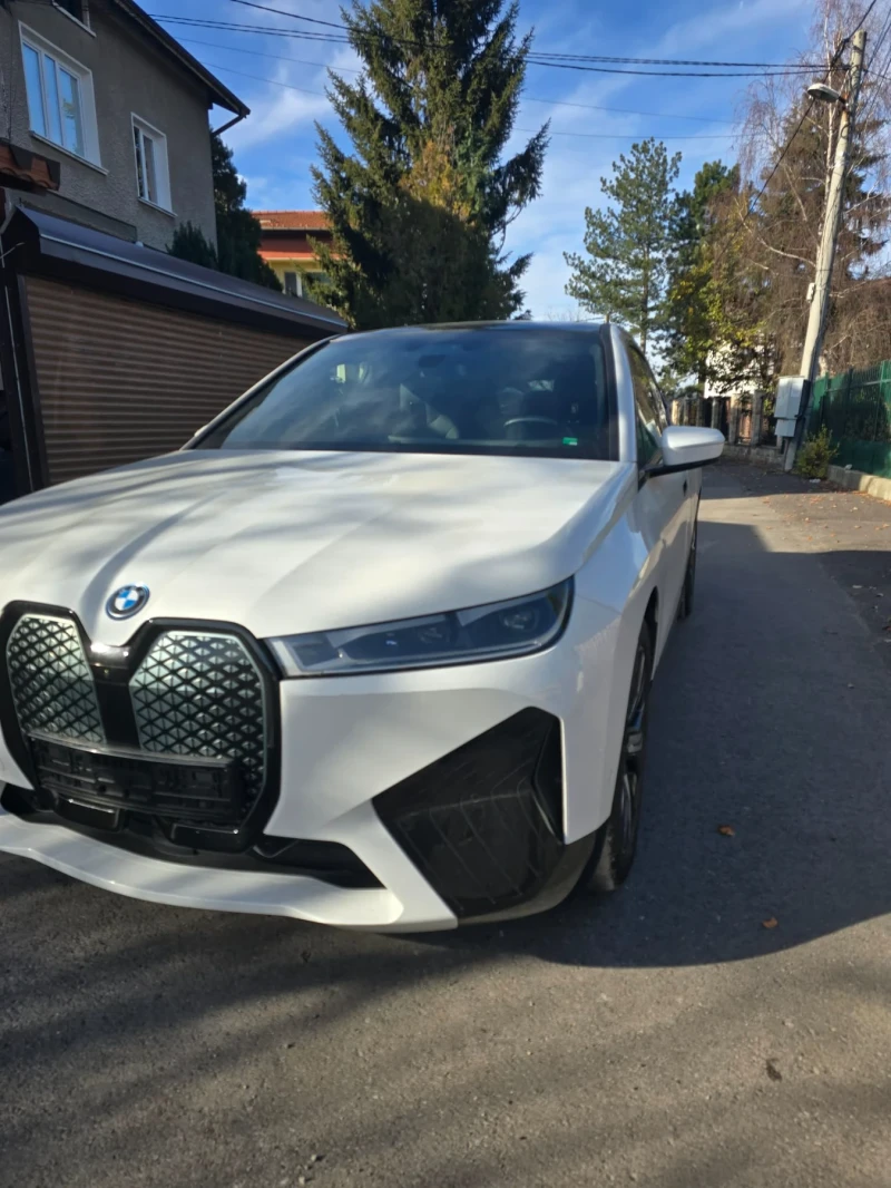 BMW iX xDrive40 Laser/360/SkyLounge/HK/СЕРТИФИКАТ, снимка 5 - Автомобили и джипове - 52405254