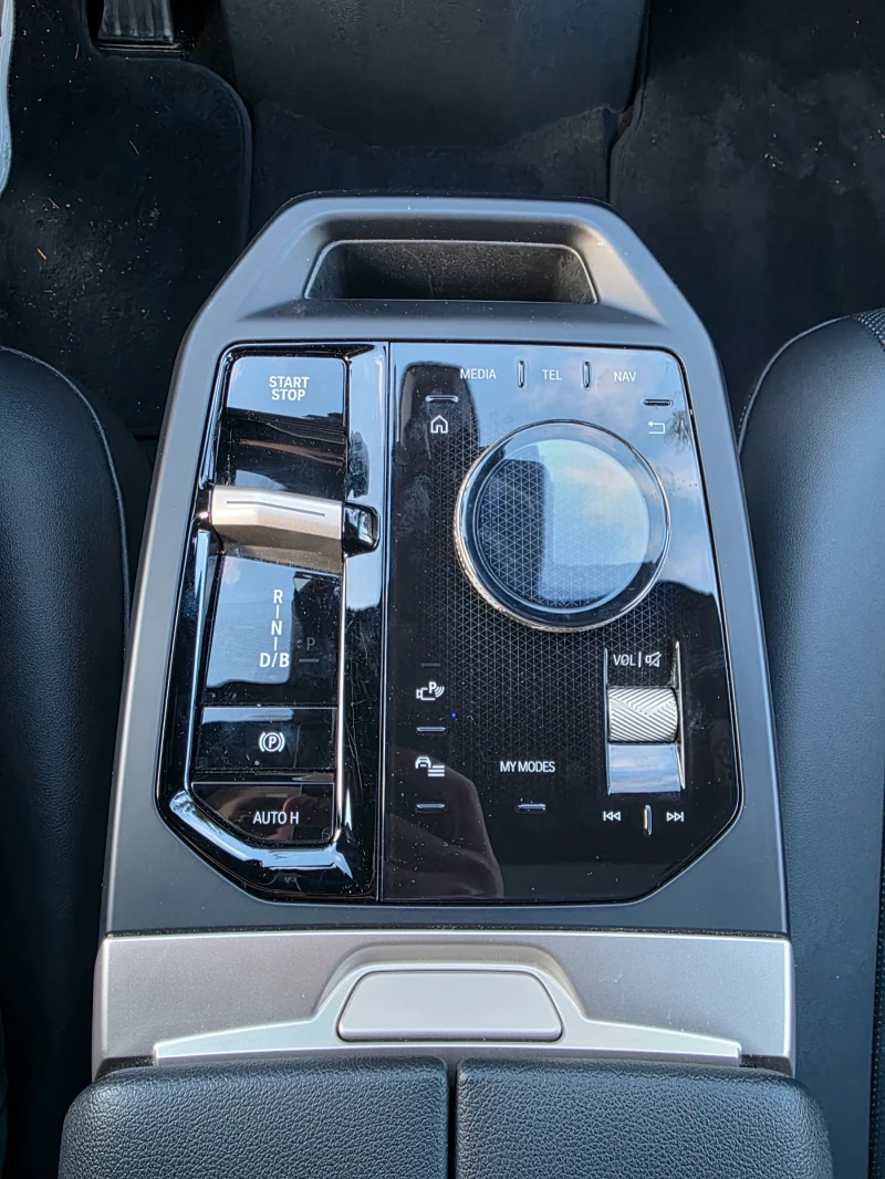 BMW iX xDrive40 Laser/360/SkyLounge/HK/СЕРТИФИКАТ, снимка 11 - Автомобили и джипове - 52405254