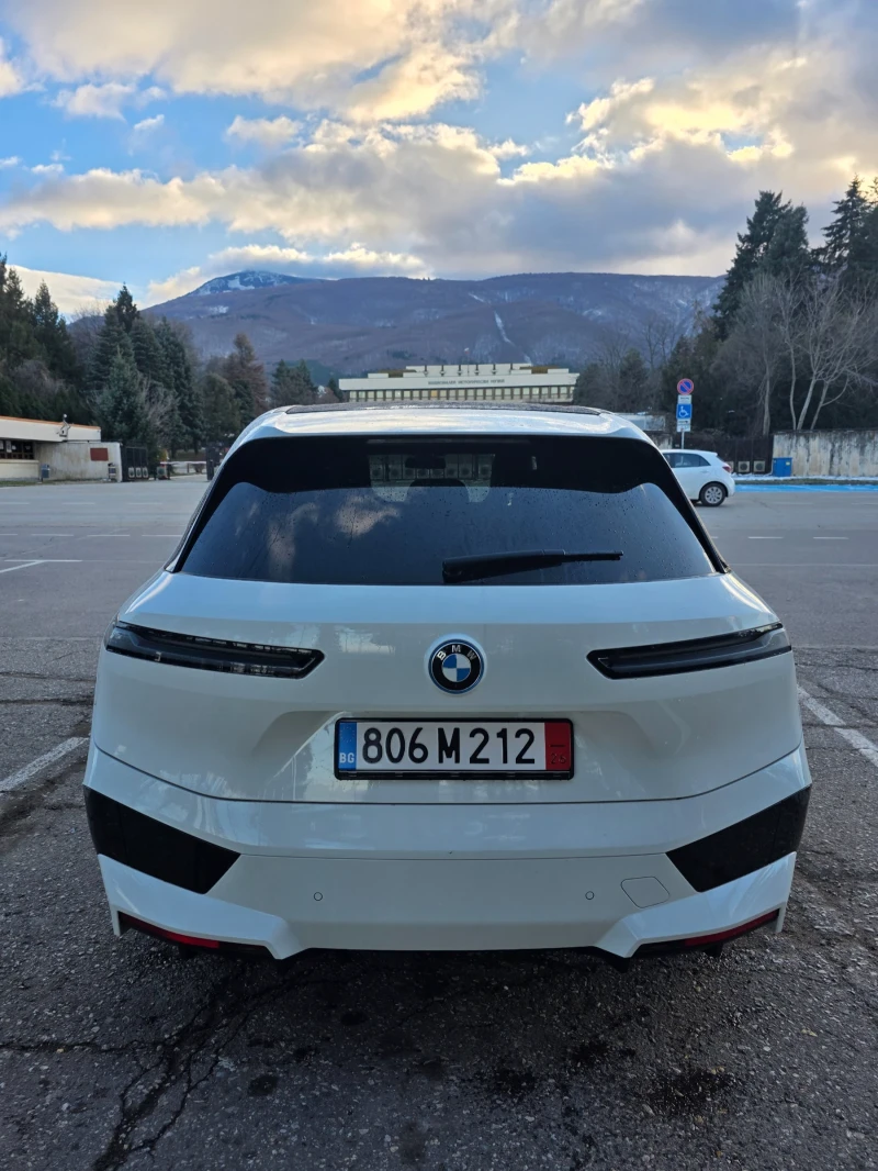 BMW iX xDrive40 Laser/360/SkyLounge/HK/СЕРТИФИКАТ, снимка 4 - Автомобили и джипове - 52405254