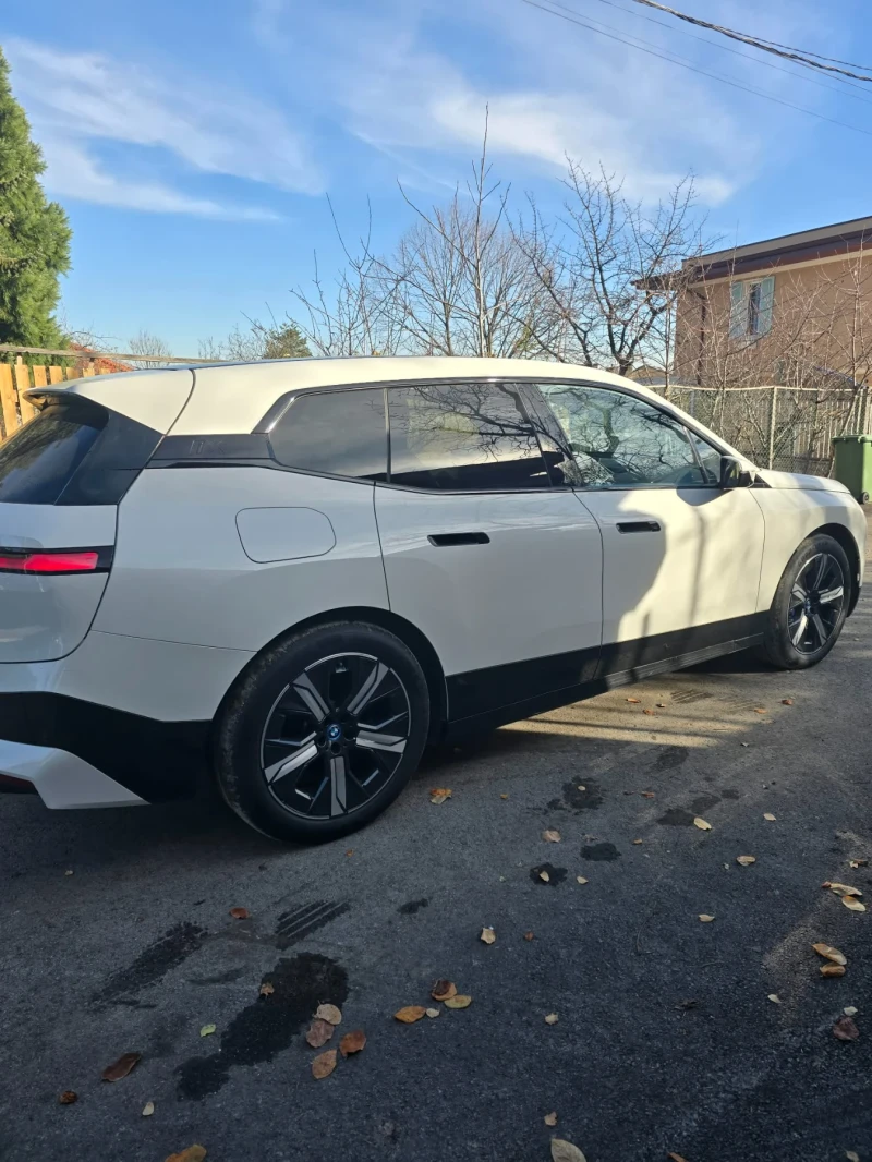 BMW iX xDrive40 Laser/360/SkyLounge/HK/СЕРТИФИКАТ, снимка 3 - Автомобили и джипове - 52405254