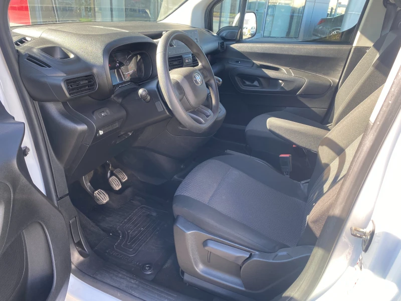 Toyota Proace City 1.2T MT, снимка 14 - Автомобили и джипове - 53474450