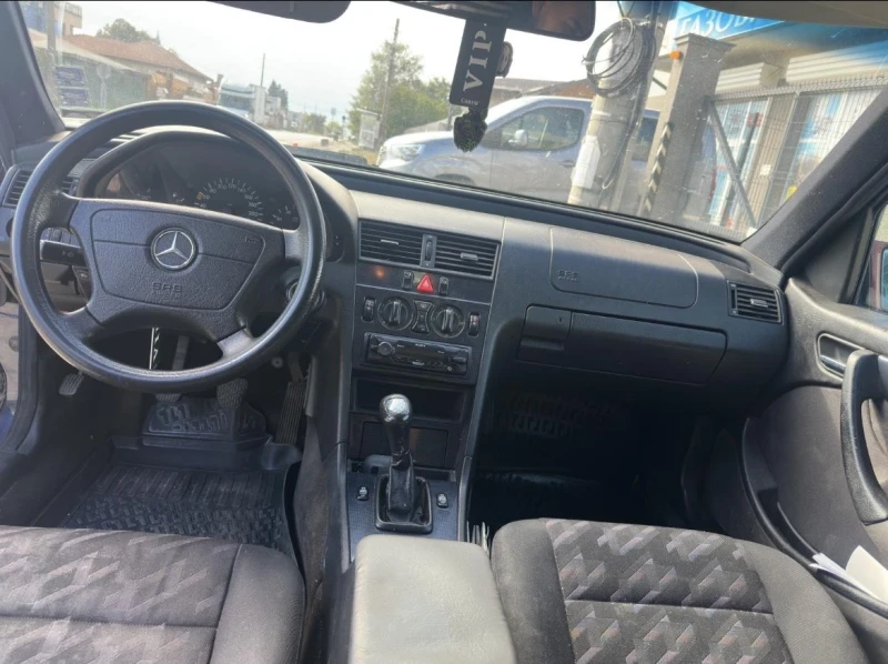 Mercedes-Benz C 180, снимка 9 - Автомобили и джипове - 53510259