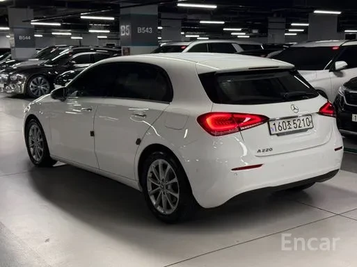 Mercedes-Benz A 220 Памет* Подгрев* Ambient* Камера* Парктроник, снимка 3 - Автомобили и джипове - 56318906