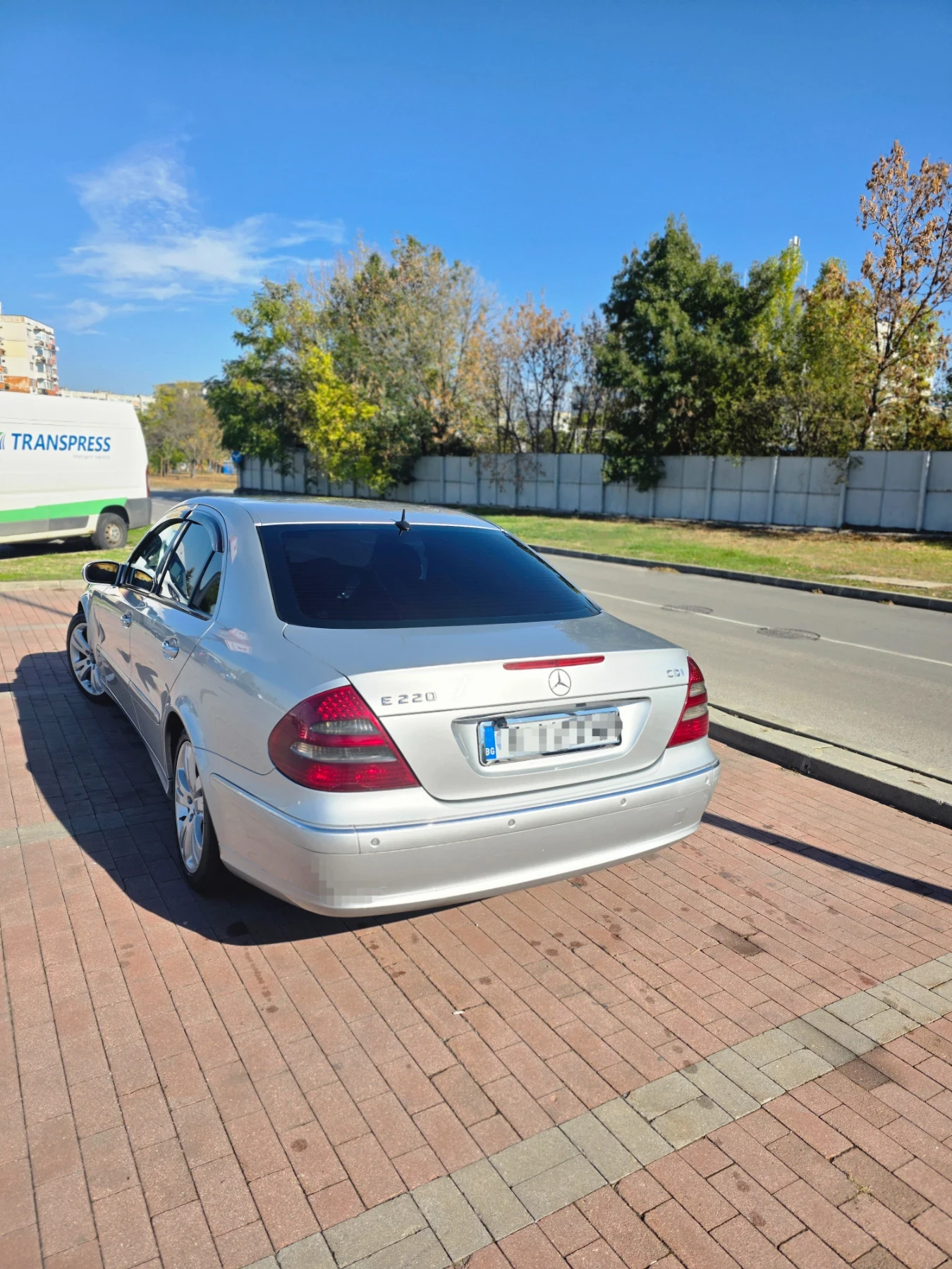 Mercedes-Benz E 220, снимка 5 - Автомобили и джипове - 56583749
