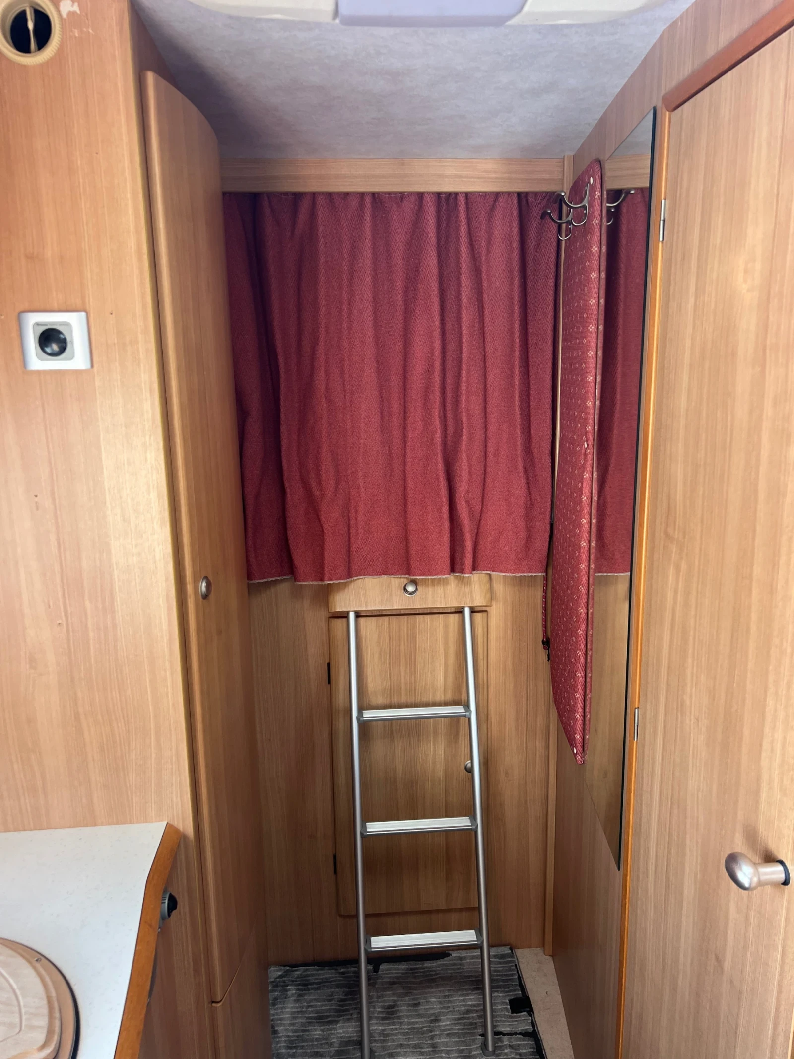 Кемпер Mercedes-Benz Rimor, снимка 13 - Каравани и кемпери - 53713356