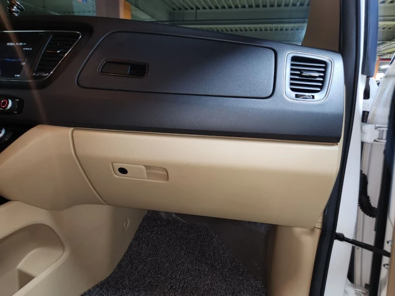 Kia Carnival, снимка 16 - Автомобили и джипове - 52729385