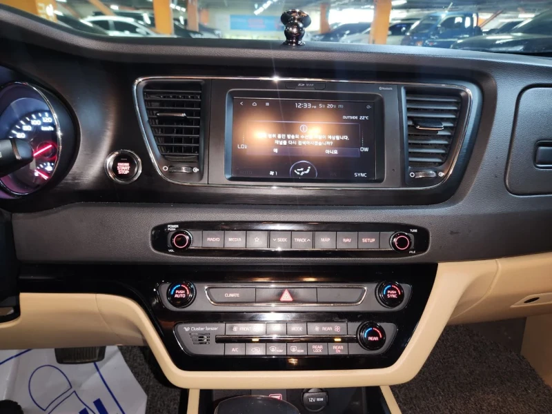 Kia Carnival, снимка 14 - Автомобили и джипове - 52729385