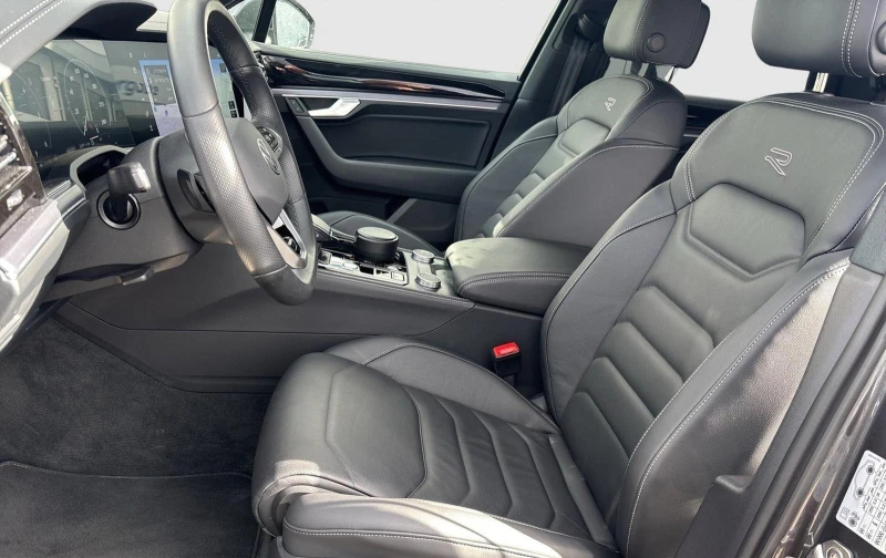 VW Touareg 3.0TDI* R-LINE* HEAD-UP* MEMORY* CAM* MATRIX* , снимка 5 - Автомобили и джипове - 52707950
