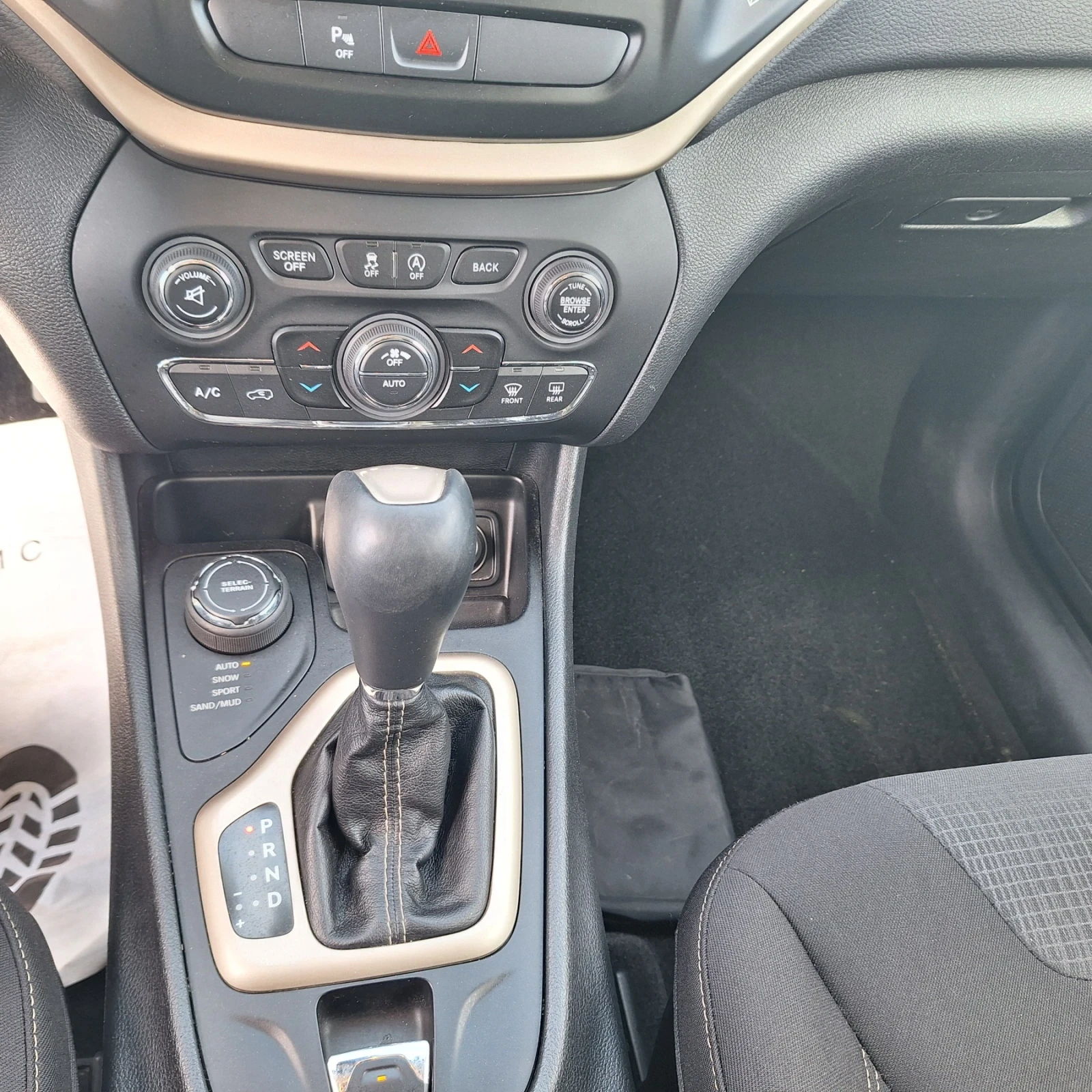 Jeep Cherokee 2.2 дизел, снимка 11 - Автомобили и джипове - 56304820