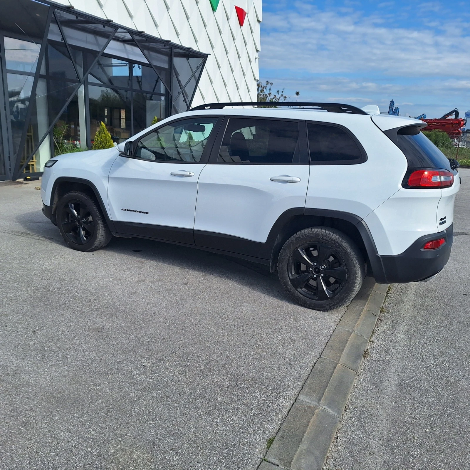 Jeep Cherokee 2.2 дизел, снимка 9 - Автомобили и джипове - 56304820