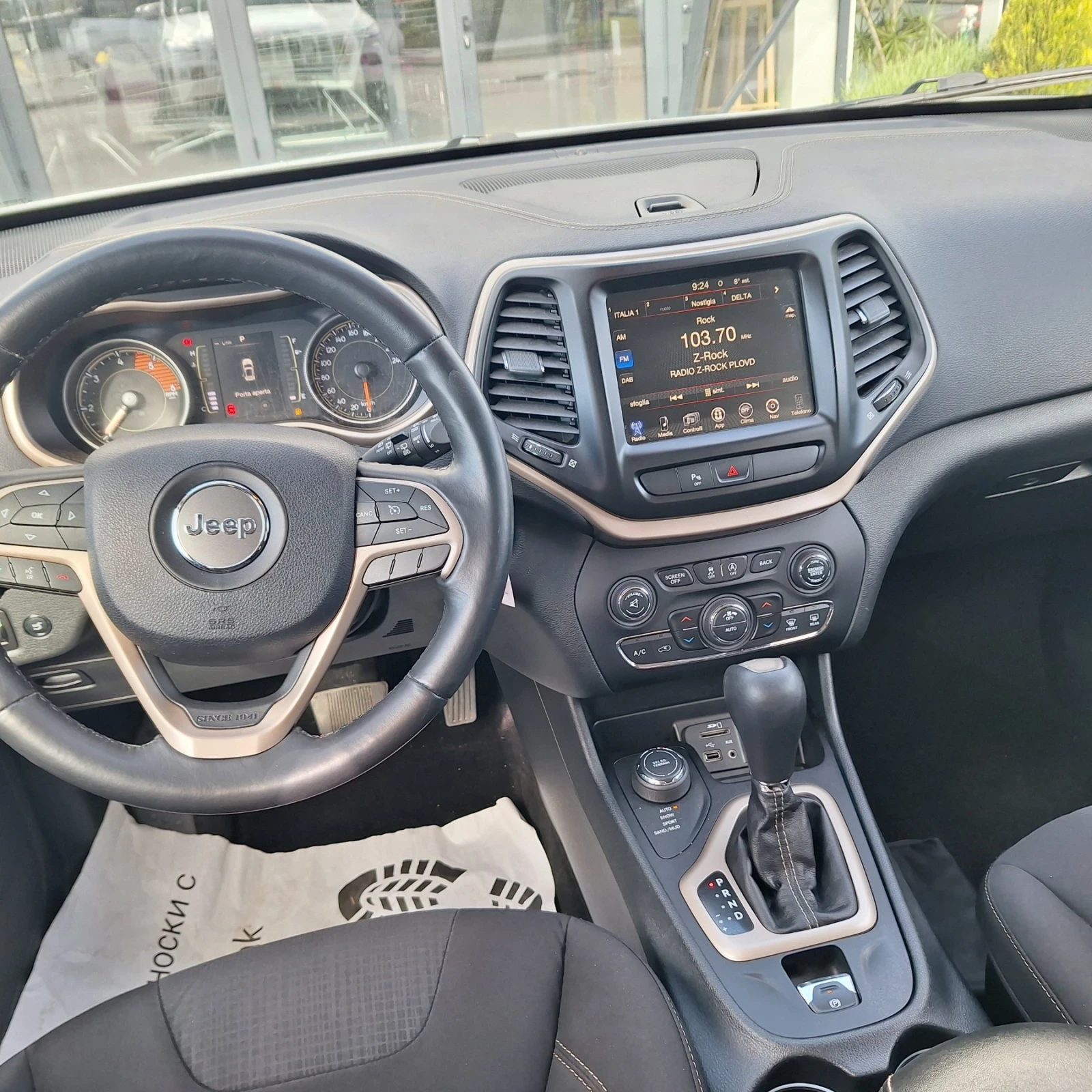 Jeep Cherokee 2.2 дизел, снимка 12 - Автомобили и джипове - 56304820