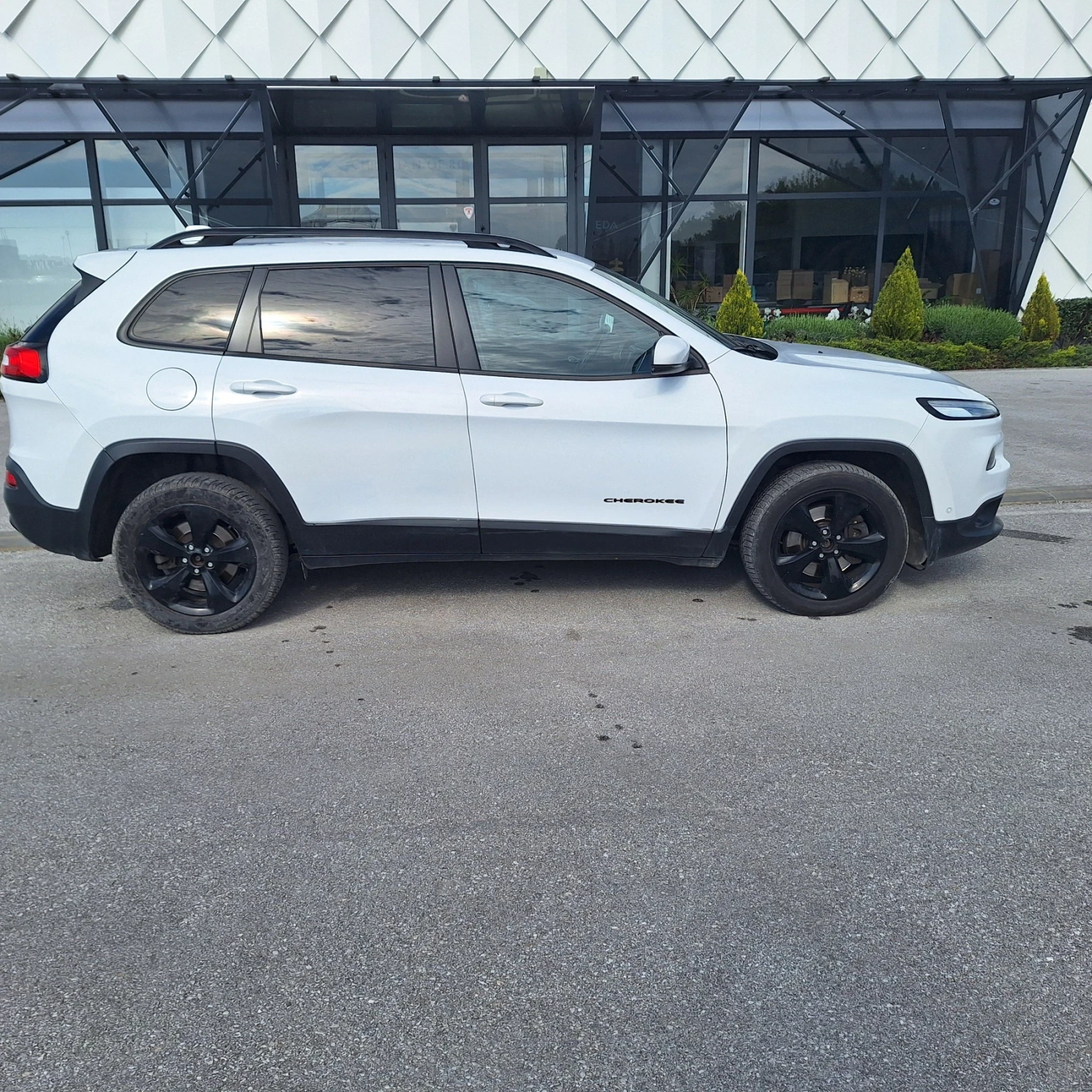 Jeep Cherokee 2.2 дизел, снимка 2 - Автомобили и джипове - 56304820