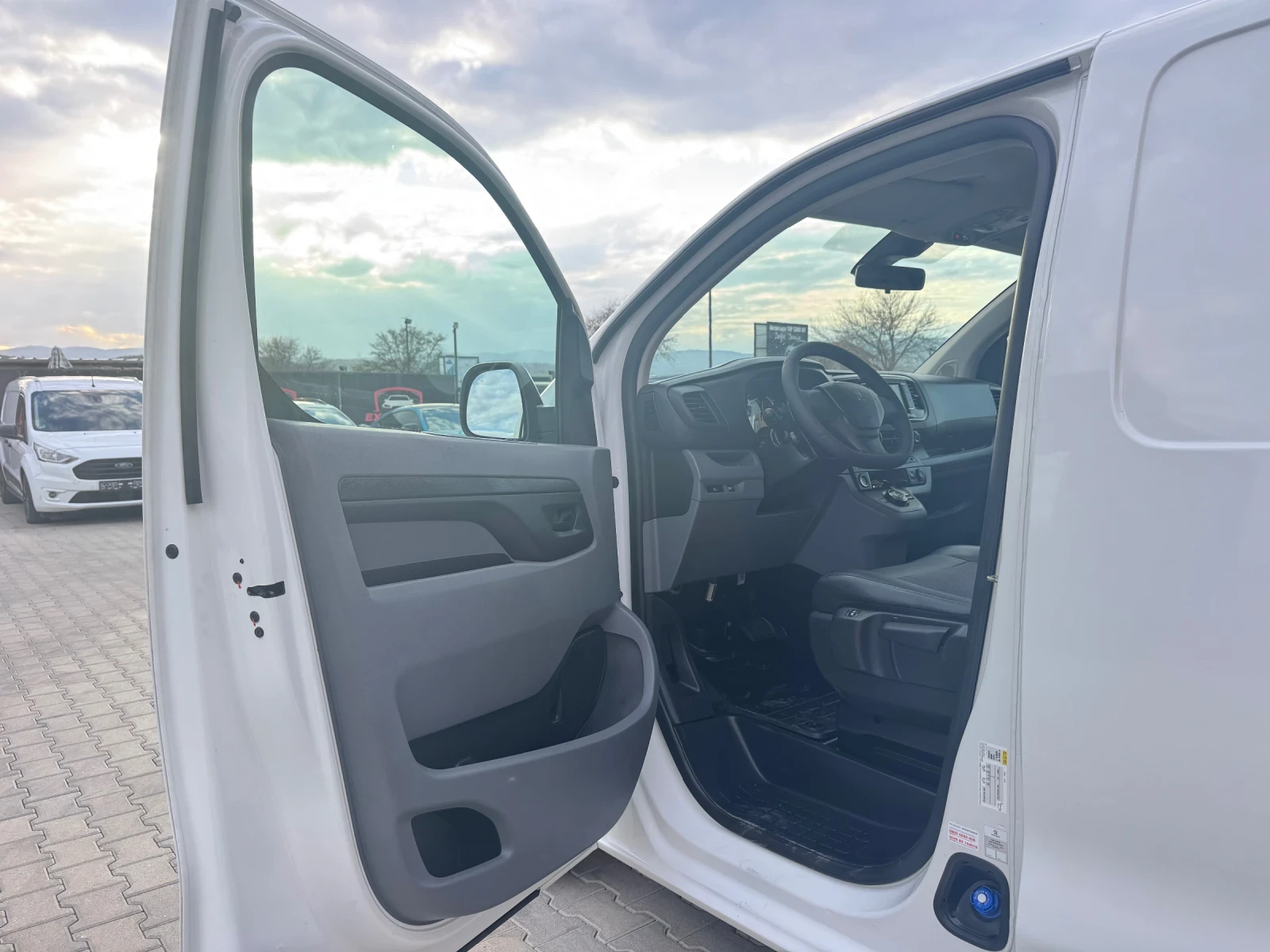 Peugeot Expert PREMIUM L1-AVTOMATIK-WEBASTO, снимка 9 - Бусове и автобуси - 54020238