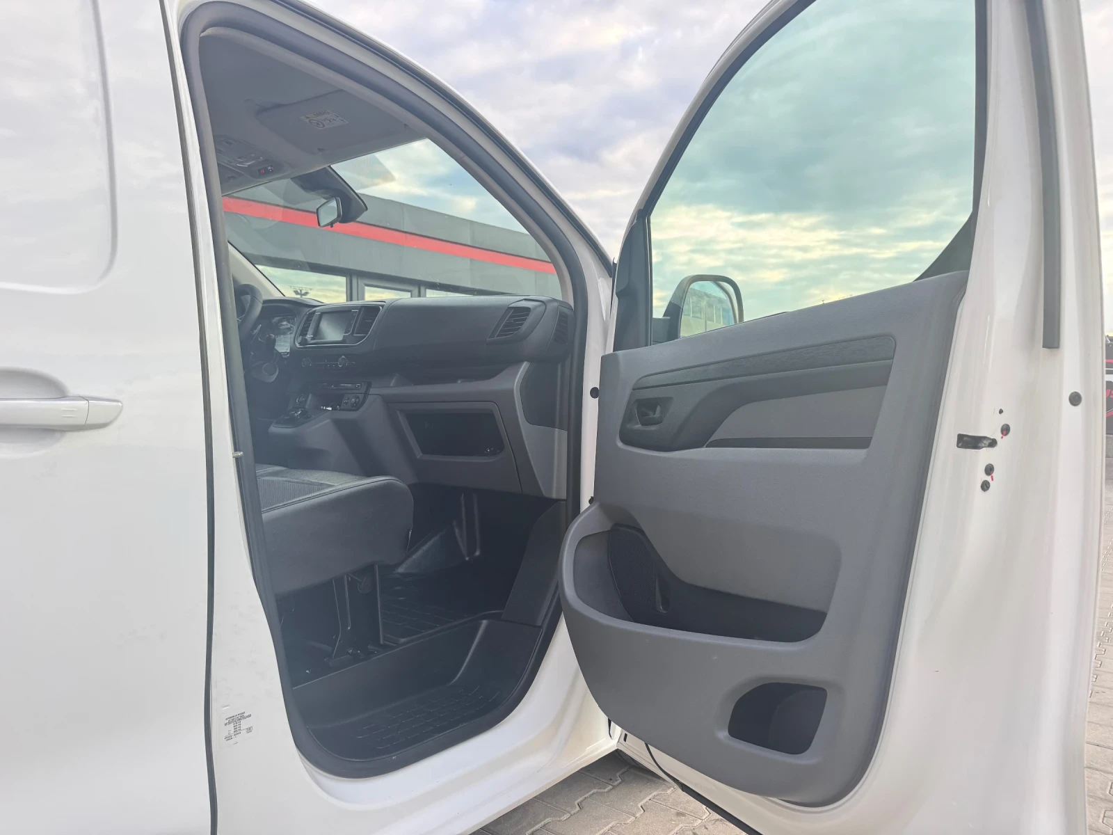 Peugeot Expert PREMIUM L1-AVTOMATIK-WEBASTO, снимка 14 - Бусове и автобуси - 54020238