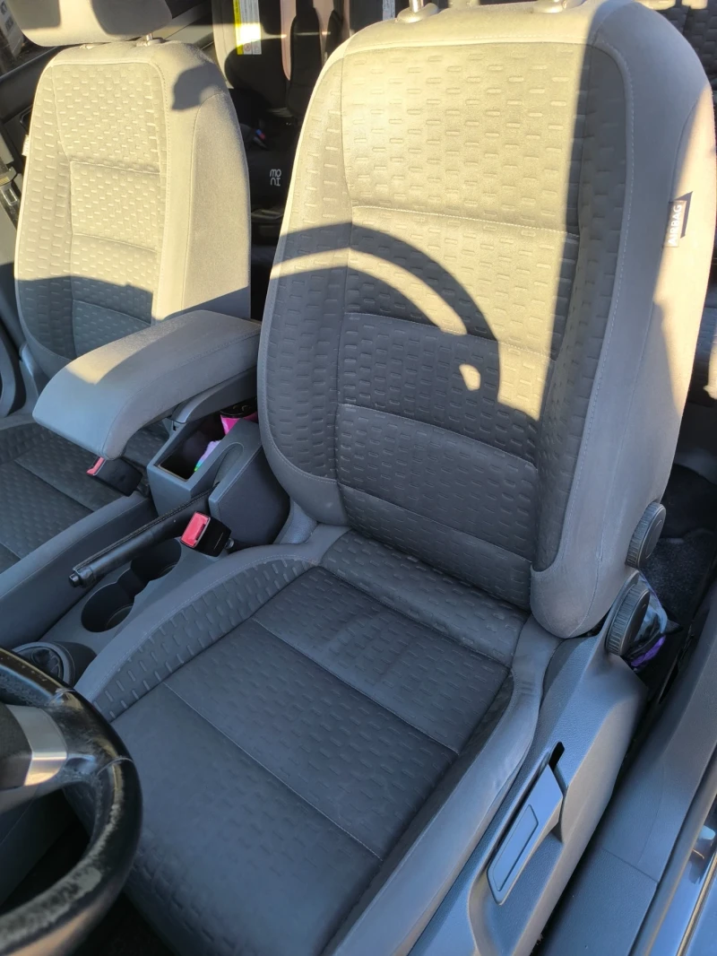 VW Touran 2.0 BMM, снимка 10 - Автомобили и джипове - 52252156