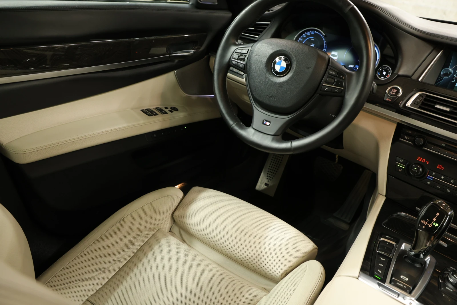 BMW 750 xDrive M Sport Paket B&O, снимка 9 - Автомобили и джипове - 51424938