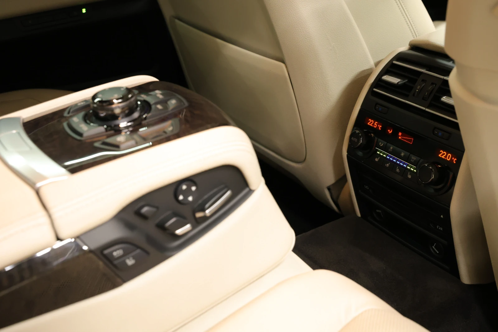 BMW 750 xDrive M Sport Paket B&O, снимка 17 - Автомобили и джипове - 51424938