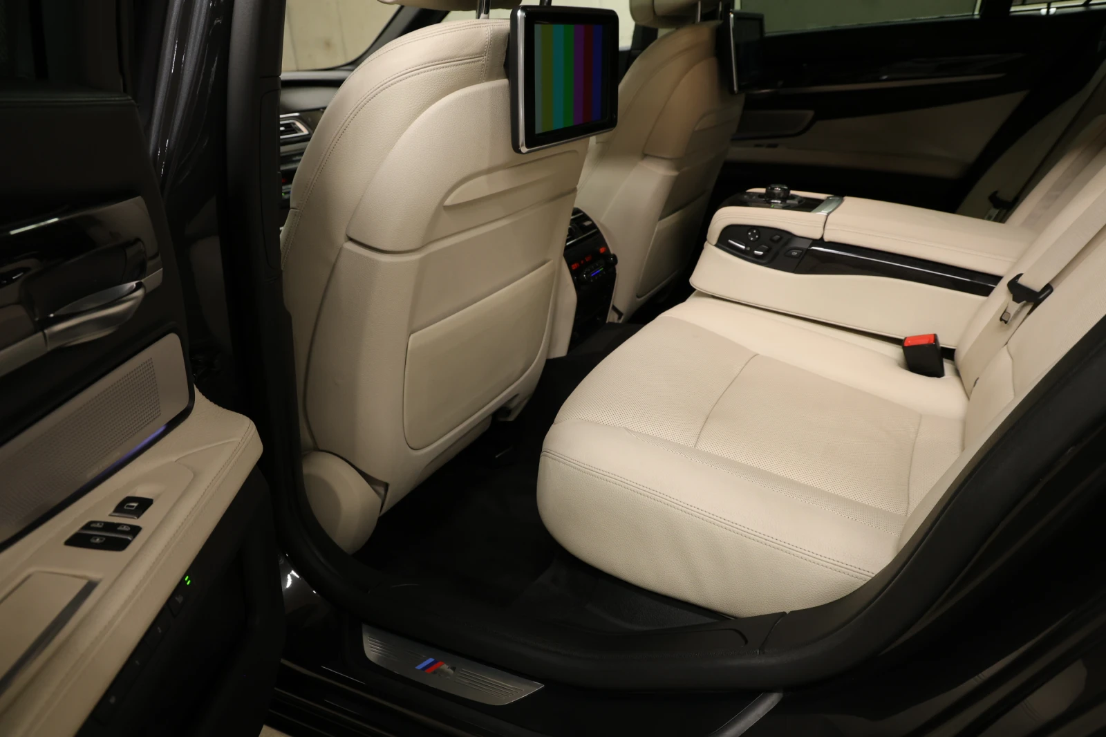 BMW 750 xDrive M Sport Paket B&O, снимка 14 - Автомобили и джипове - 51424938