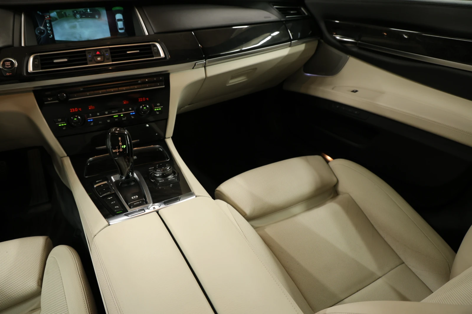 BMW 750 xDrive M Sport Paket B&O, снимка 11 - Автомобили и джипове - 51424938