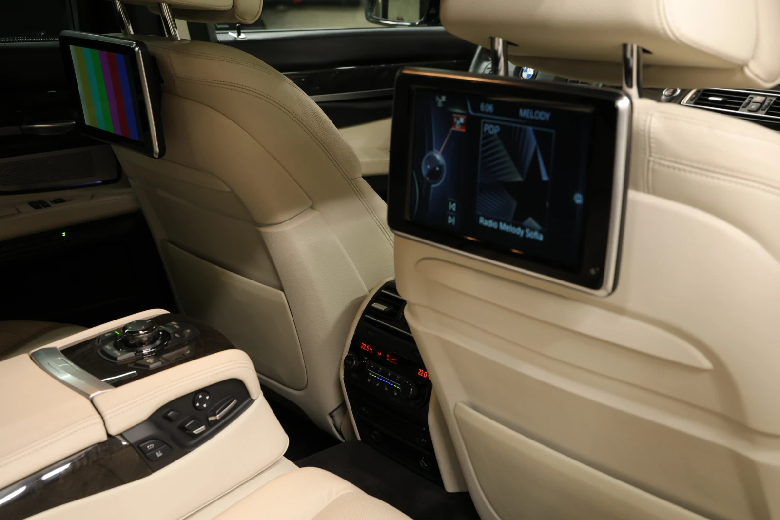 BMW 750 xDrive M Sport Paket B&O, снимка 16 - Автомобили и джипове - 51424938