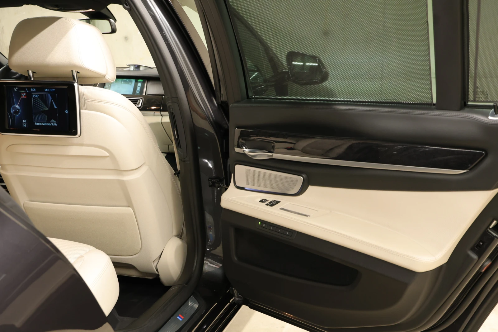 BMW 750 xDrive M Sport Paket B&O, снимка 15 - Автомобили и джипове - 51424938