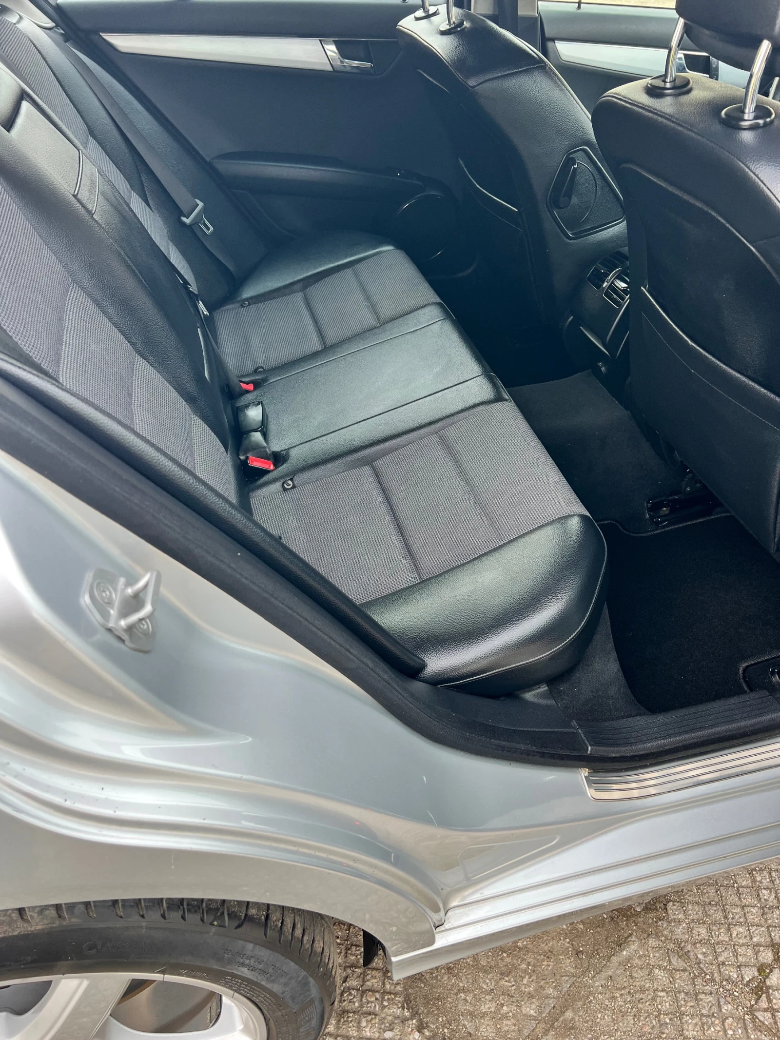 Mercedes-Benz C 220 2.2 CDI, снимка 10 - Автомобили и джипове - 53734404