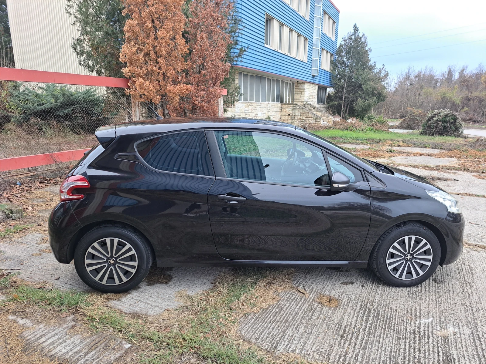 Peugeot 208 1.0 - изображение 6