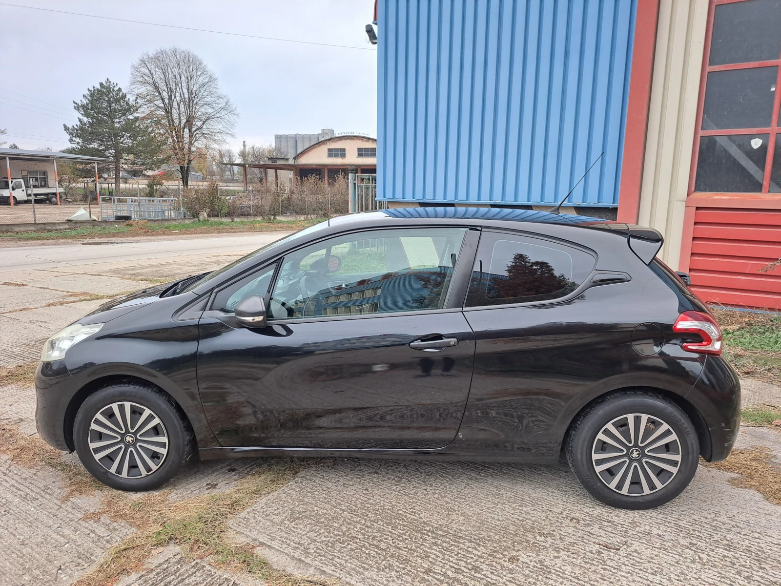 Peugeot 208 1.0 - изображение 4