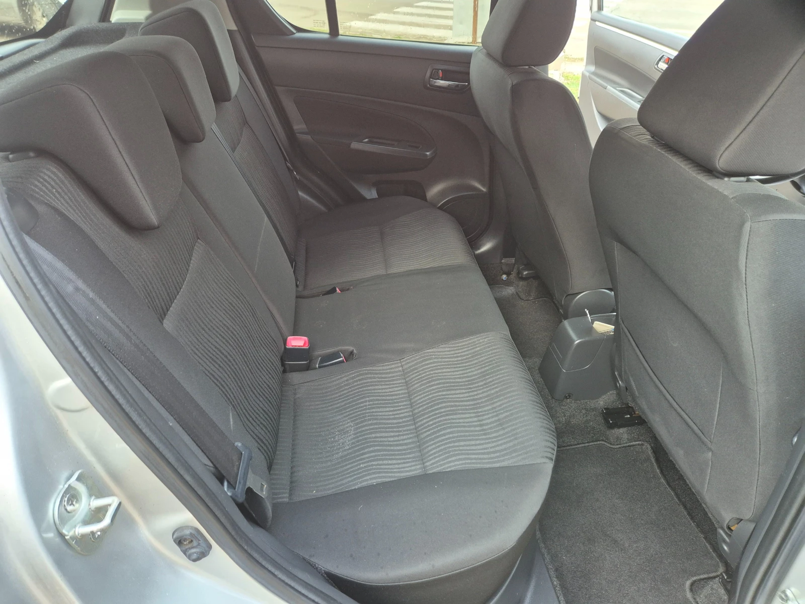 Suzuki Swift 1.3DDIS, снимка 12 - Автомобили и джипове - 52999747