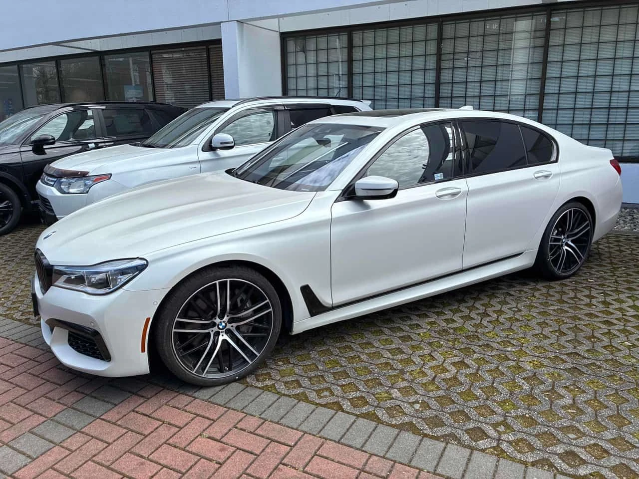 BMW 750 i xDrive/360 CAM/ШИБИДАХ/ОБДУХВАНЕ, снимка 3 - Автомобили и джипове - 54164091