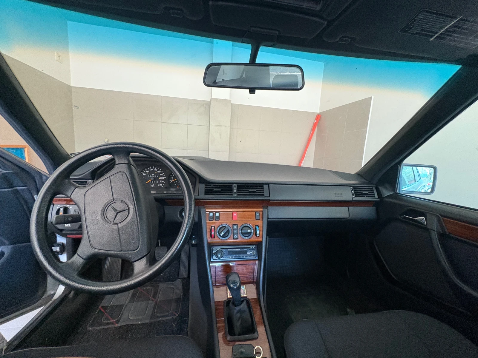 Mercedes-Benz E 200, снимка 9 - Автомобили и джипове - 54413734