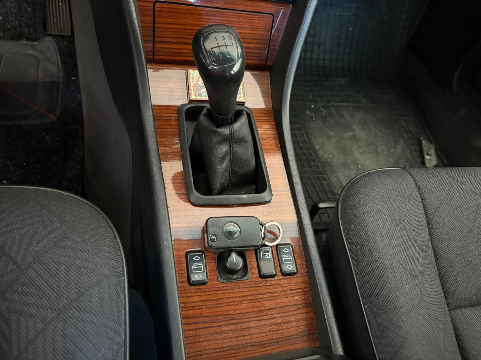 Mercedes-Benz E 200, снимка 11 - Автомобили и джипове - 54413734