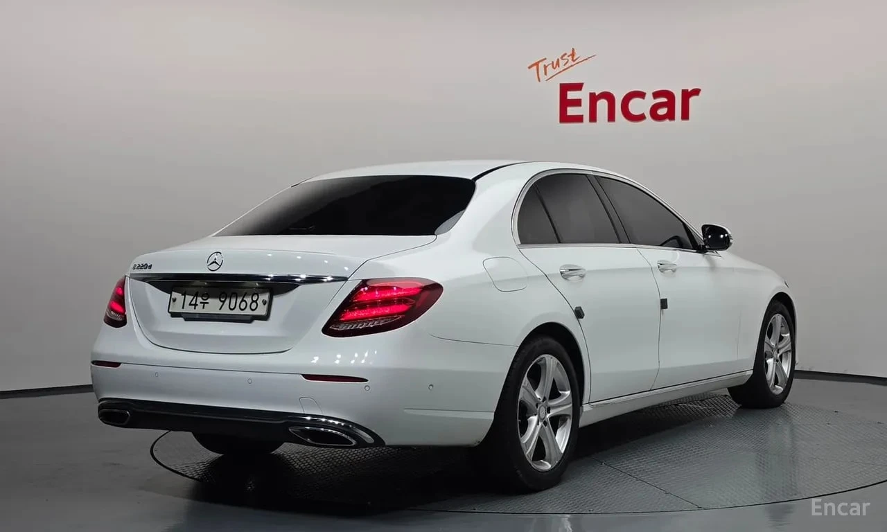 Mercedes-Benz E 220 * E220d Avantgarde * ЦЕНА ДО БГ, снимка 2 - Автомобили и джипове - 55841559