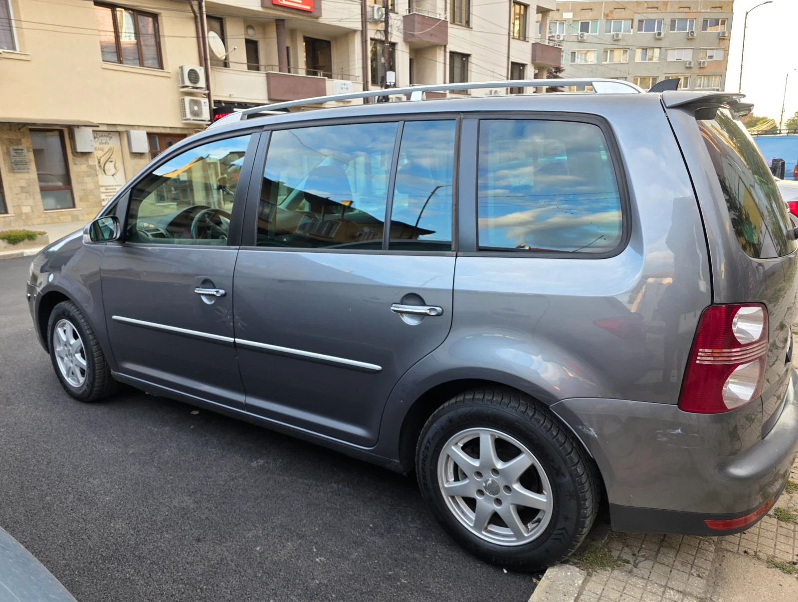 VW Touran 2.0, снимка 6 - Автомобили и джипове - 56228454