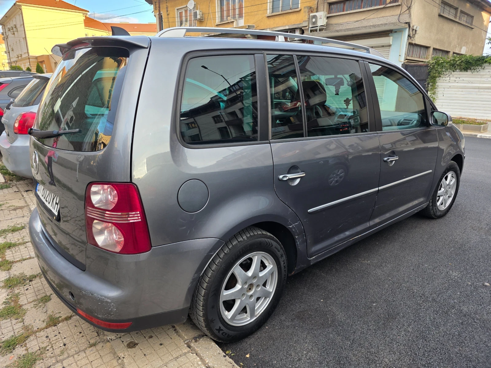 VW Touran 2.0, снимка 5 - Автомобили и джипове - 56228454