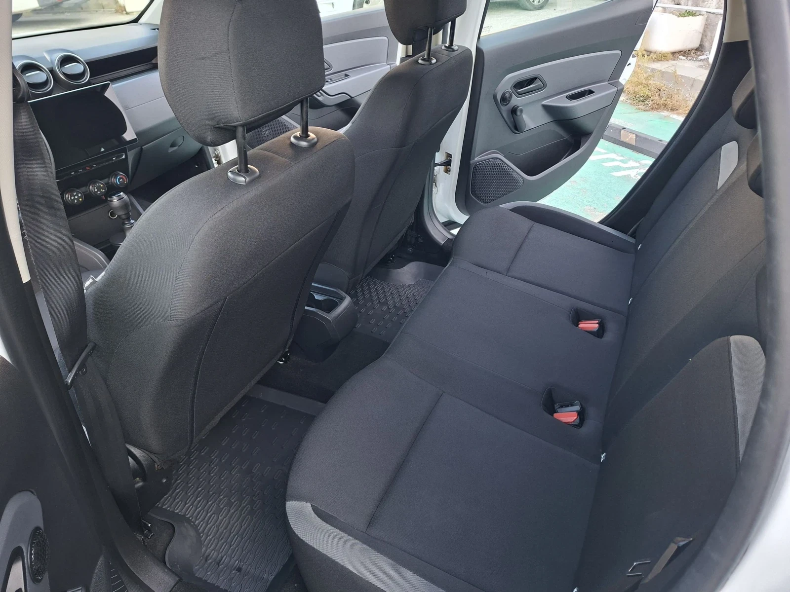 Dacia Duster 1.5 dci, снимка 9 - Автомобили и джипове - 56594470