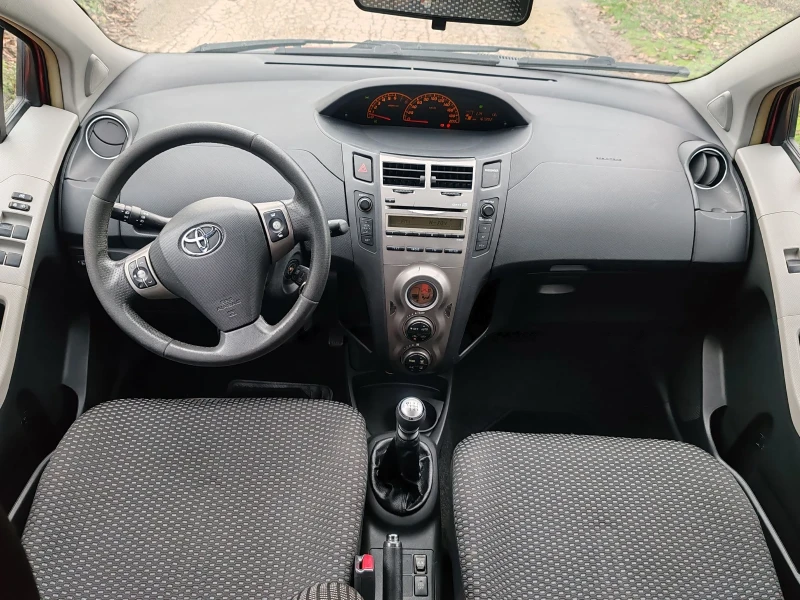 Toyota Yaris 1.3 Face Lift 6 Скорости , снимка 8 - Автомобили и джипове - 52680893