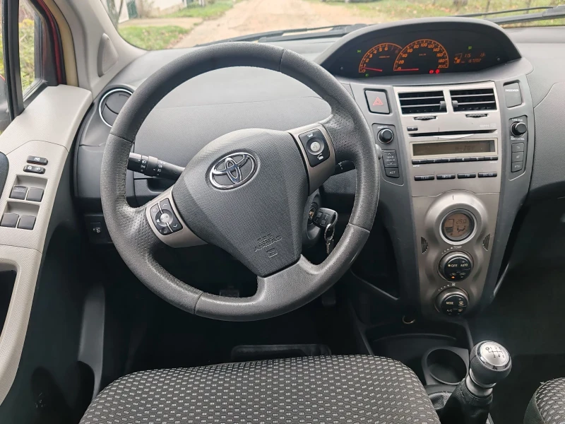 Toyota Yaris 1.3 Face Lift 6 Скорости , снимка 7 - Автомобили и джипове - 52680893