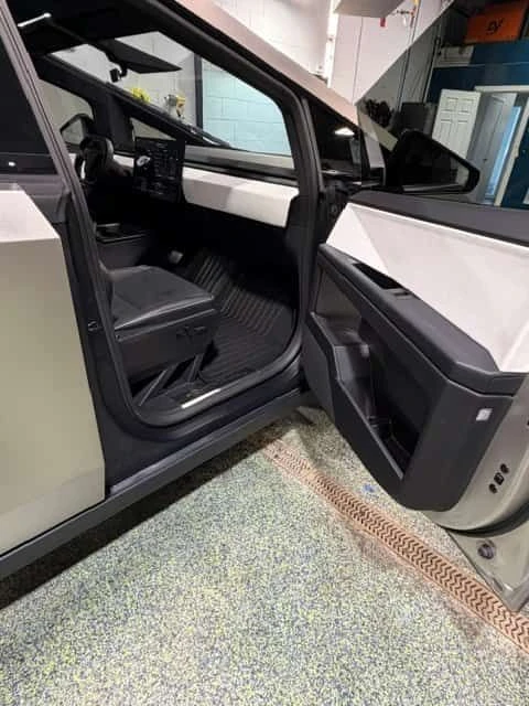 Tesla Cybertruck * AWD * ПОДГРЕВ* КЕЙЛЕС* , снимка 13 - Автомобили и джипове - 53941462