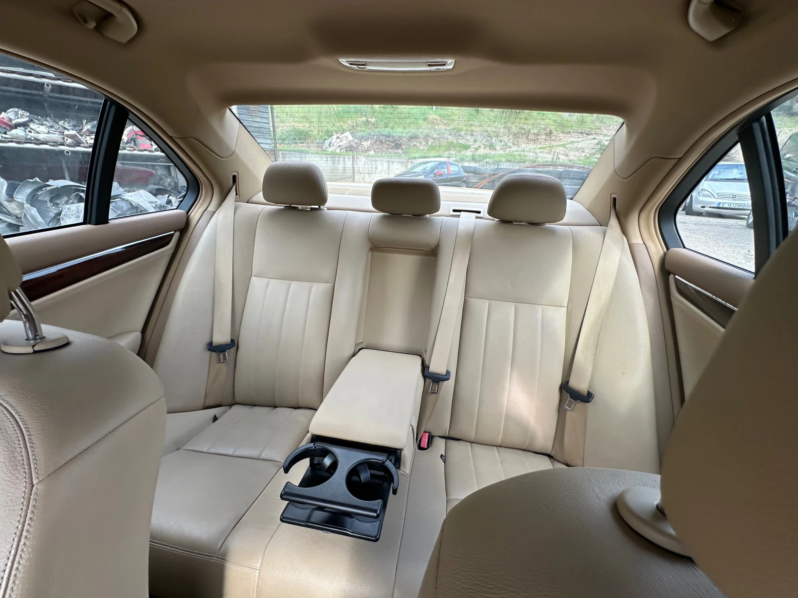 Mercedes-Benz C 200 Обслужена, снимка 12 - Автомобили и джипове - 54259947