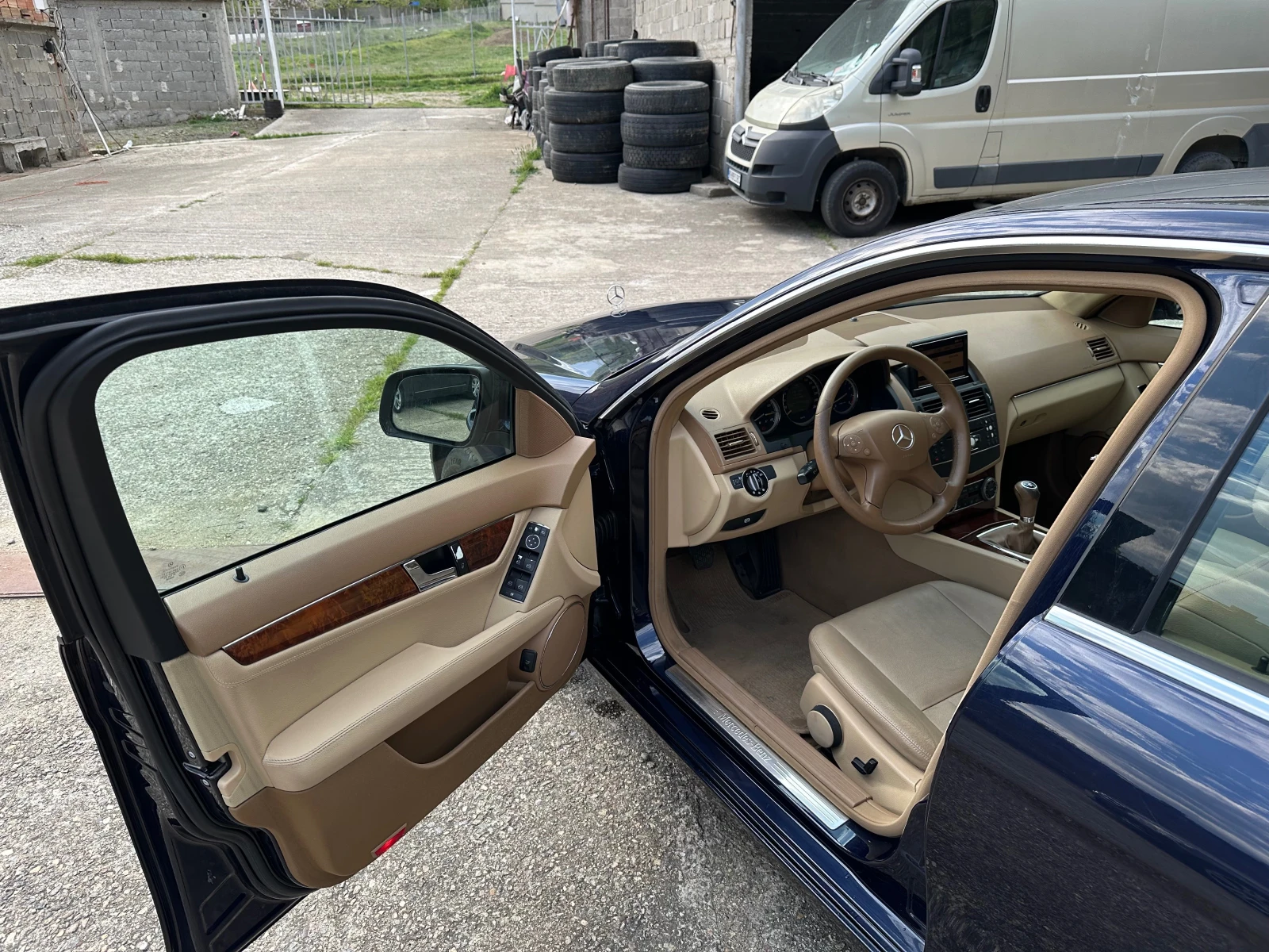 Mercedes-Benz C 200 Обслужена, снимка 8 - Автомобили и джипове - 54259947